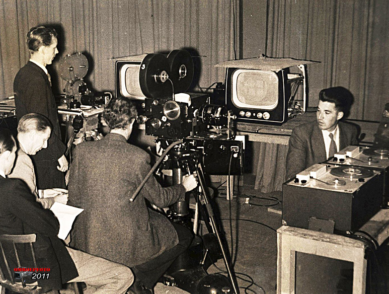Op deze OmroepFoto : Filmen vanaf een beeldbuis was destijds de enige manier om een tv uitzending op te nemenâ€¦Telerecording