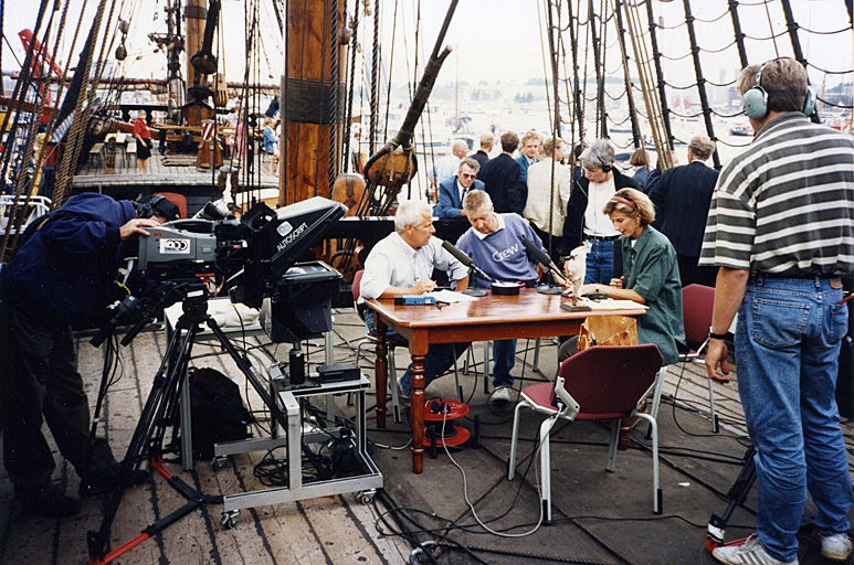 Op deze OmroepFoto : Achter de tafel v.l.n.r. Hans Veldmeijer, Kees Koot, Ellen van der Pas en Annette van Trigt