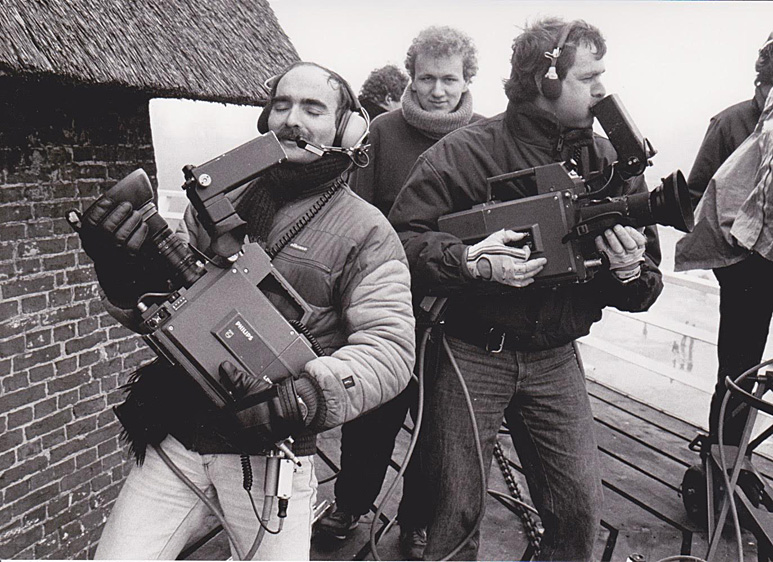 Op deze OmroepFoto : Roel Deen bij de molen van Dokkum, gemaakt bij Nederland Muziekland 1985, tijdens de Elfstedentocht.
